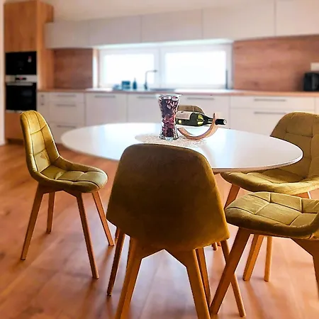 Three Diamonds Daire