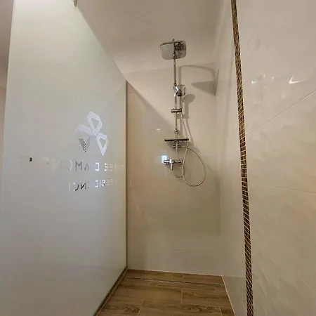 Three Diamonds Daire *