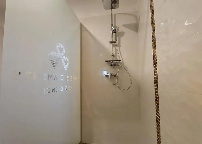 Three Diamonds アパート *